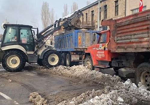 Ardahan Haberi: Ardahan'da cadde ve sokaklarda biriken kar kent dışına taşınıyor