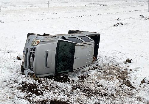 Ardahan Haberi: Ardahan'da devrilen kamyonetteki 3 kişi yaralandı