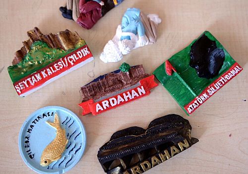 Ardahan Haberi: Ardahan'da kadın kursiyerlerin hazırladığı magnetler gelir kazandırıyor.