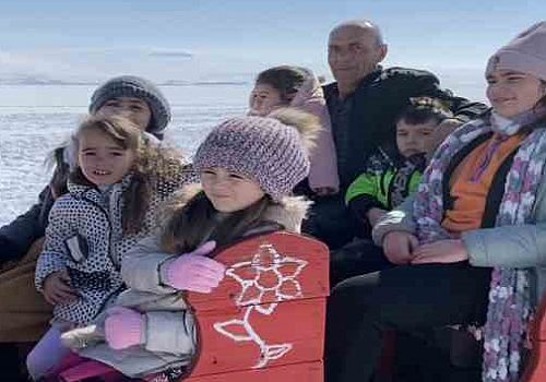 Ardahan Haberi: Ardahan'da misafir edilen depremzedeler için Çıldır Gölü'nde atlı kızak etkinliği düzenlendi.