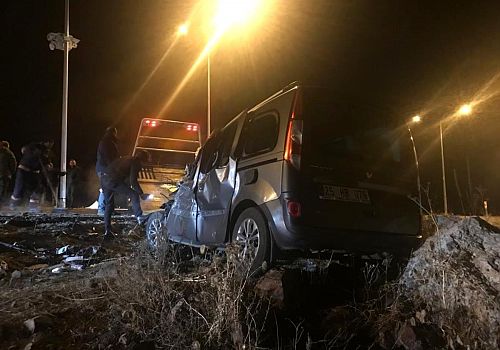 Ardahan Haberi: Ardahan'da otomobilin kamyonete çarpma sıla 1 kişi yaralandı 