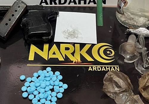 Ardahan Haberi: Ardahan daki uyuşturucu operasyonunda 9 şüpheli gözaltına alındı.