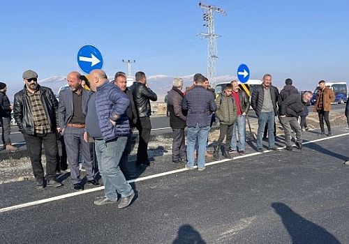 Ardahan Haberi: Ardahan-Göle kara yolunda kavşak ve üst geçit olmamasına tepki gösterildi 