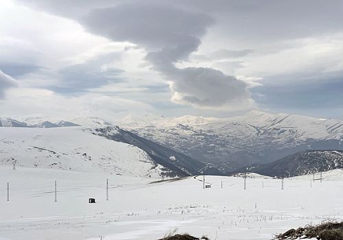 Ardahan Haberi: Ardahan'ın yüksek kesimleri kar yağışıyla beyaza büründü.
