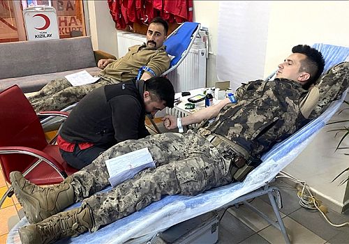 Ardahan Haberi: Ardahan Kızılay Merkezine gelen özel harekat polisleri, kan bağışında bulundu.