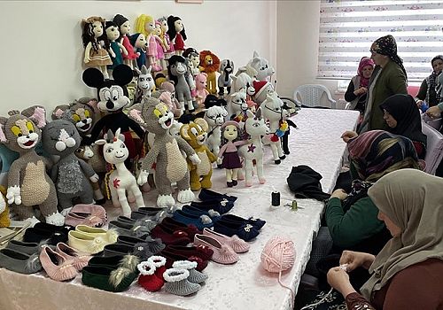 Ardahan Haberi: Ardahan lı Anneler Çocuklarıyla geldikleri Okulda oyuncak yaparak deprem bölgesine gönderdiler