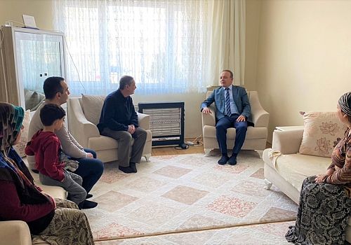 Ardahan Haberi: Ardahan Valisi Öner depremlerden etkilenen ve kentte konaklayan aileleri ziyaret etti.