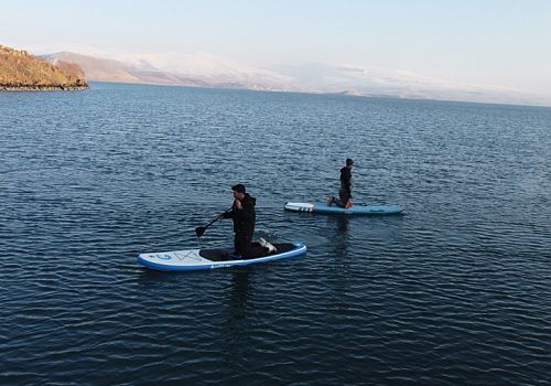 Ardahan Haberi: Ardahanlı sörfçüler buz gibi havaya rağmen Çıldır Gölü’nde kürek sörfü yaptılar