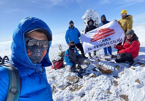 Ardahan Haberi: Ardahanlı ve Karslı dağcılar dağın zirvesine astılar 