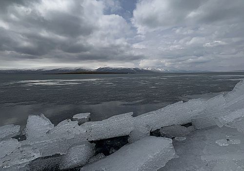 Ardahan Haberi: Çıldır Gölü'nün buzla kaplı yüzeyi, havaların ısınmasıyla erimeye başladı.