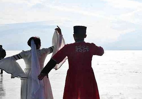 Ardahan Haberi: Çıldır Gölü üzerinde iki genç Kafkas gösterisi sergiledi