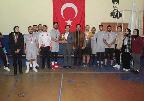 Ardahan Haberi: Çıldır Kaymakamlığı Kurumlar arası Voleybol Turnuvası final maçıyla tamamlandı.