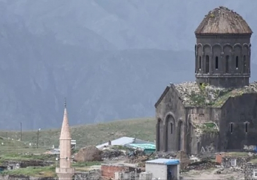 Ardahan Haberi: Kars'ta köy ortasındaki kilise, haç planlı ve kubbeli mimarisiyle dikkati çekiyor