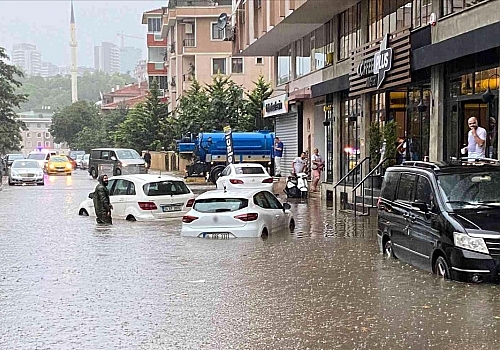 Ardahan haberi: Maltepe 'de etkili olan yağış nedeniyle yollar göle döndü.