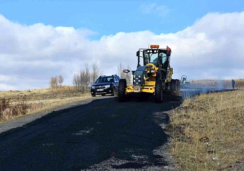 Ardahan Haberi: Vali Öner, İl Özel İdaresince yürütülen asfalt iyileştirme ve yama çalışmalarını denetledi