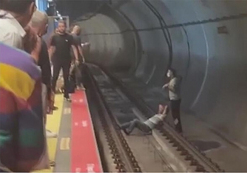 Ardahan Haberi: Yok artık' dedirten anlar! Keyif yapar gibi metro raylarına uzandı