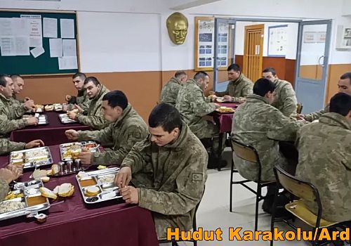 Ardahan Hudut karakolunda Mehmetçiğin ilk sahur görüntülerini sosyal medya hesabından paylaşıldı