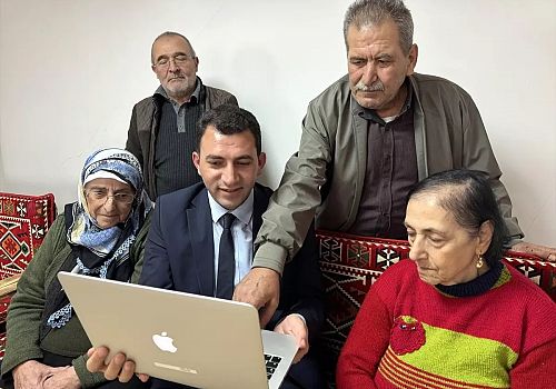 Ardahan Huzurevi sakinleri, Anadolu Ajansı'nın 'Yılın Kareleri' oylamasına katıldı.