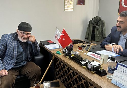 Ardahan Huzurevi sakinlerinden 92 yaşındaki Dede Semiz, ziyaretçilerini deyişlerle karşılıyor