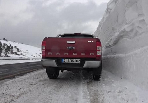 Ardahan'ı Artvin'e Bağlayan Sahara Geçidi'nde 5 metrelik kar kütlesi