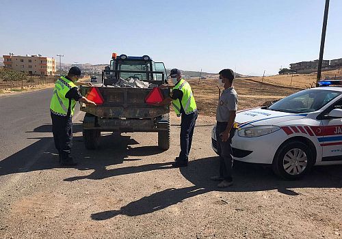 Ardahan İl Emniyet Müdürlüğü meydana gelebilecek kazaları önlemek amacıyla traktörlere reflektör dağıttı