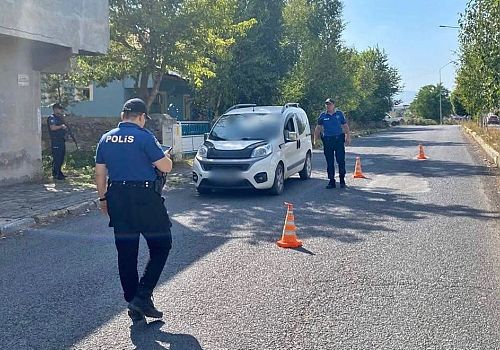 Ardahan İl Emniyet Müdürlüğü, vatandaşların huzur ve güvenliği için 7 gün 24 saat görev başında olmaya devam ediyor