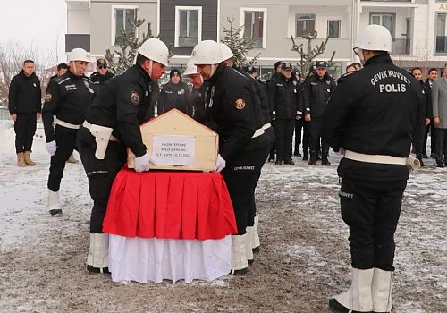 Ardahan İl Emniyet Müdürlüğünde görevli Polis memuru Engin Tepebaş’ın cenazesi törenle memleketi Kars’a gönderildi