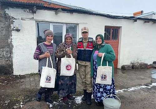 Ardahan İl Jandarma KADES uygulaması hakkında bilgilendirme yapmaya devam ediyor