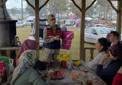 Ardahan İl Jandarma Komutanlığı KADES uygulamasını tanıtarak vatandaşları bilgilendiriyor.