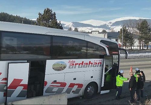 Ardahan İl Jandarma Komutanlığı, şehir içi ve şehirlerarası yolcu taşımacılığına yönelik sivil denetim gerçekleştirdi.