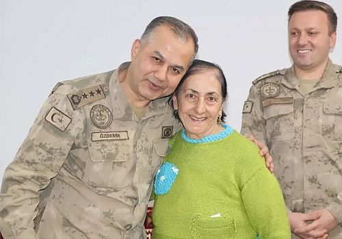 Ardahan İl Jandarma Komutanlığında görevli personeller, İl Huzurevini ziyaret etti 