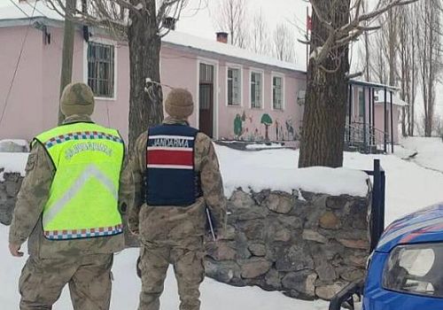 Ardahan İl Jandarma öğrencilerin güvenliği için okul çevresinde kapsamlı denetim gerçekleştirdi.