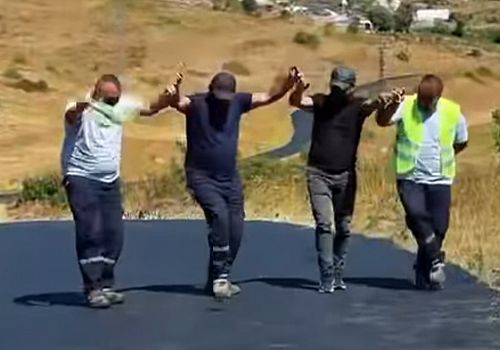 Ardahan il Özel idare ekibinin halaylı çalışması gündem oldu.
