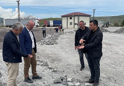 Ardahan İl Özel İdaresi Genel Sekreteri Damal Tır Parkı sahasında parke yapım çalışmalarını yerinde inceledi