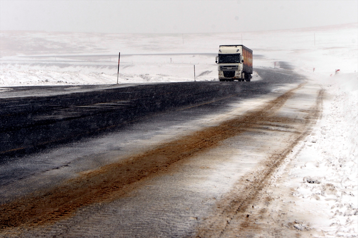 Ardahan ile Kars'ta kar yağışı etkili oluyor