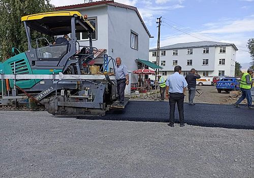 Ardahan’ın Çıldır ilçe merkezinde ana yol asfalt çalışmalarında sona gelindi