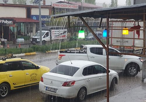 Ardahan'ın Çıldır ilçesinde kar, Erzurum'un Şenkaya ilçesinde ise sağanak etkili oldu