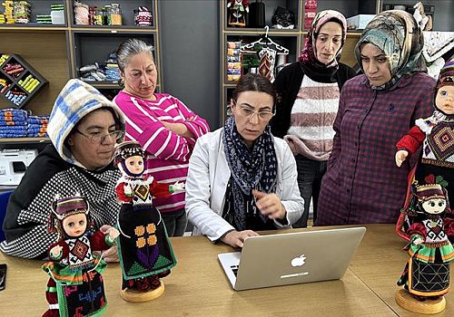 Ardahan'ın geleneklerini yaşatan Damal Bebek Evi'ndeki usta öğreticiler AA nın Yılın Kareleri oylamasına katıldı.