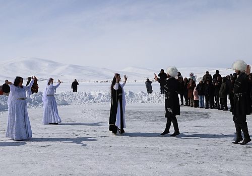 Ardahan ın Kurtuluş Yıldönümü Çıldır Gölü'nde canlıyayınla kutlandı 