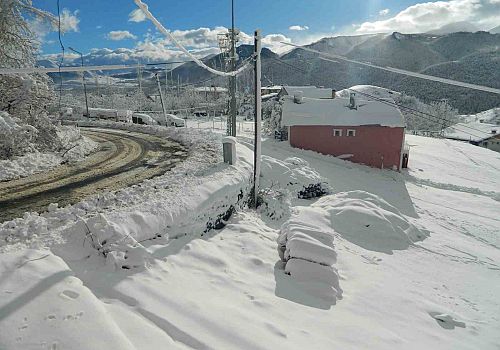 Ardahan’ın Posof ilçesinde etkili olan yoğun kar yağışı ilçeyi beyaza bürüdü