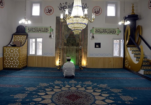 Ardahan'ın tarihi Dervişbey Camisi'nde ramazanda Kovid-19 burukluğu