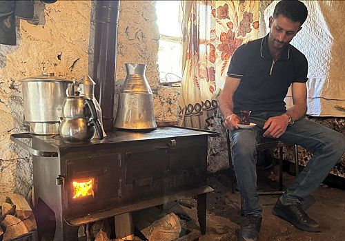 Ardahan'ın yayla evlerinde yaşayanlar, yaz ortasında ısınmak için odun kırıp soba yakıyor