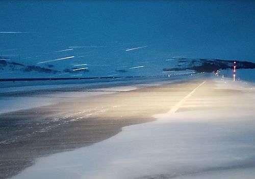 Ardahan’ın yüksek kesimlerinde etkili olan kar yağışı ve tipi, ulaşımı olumsuz etkiledi