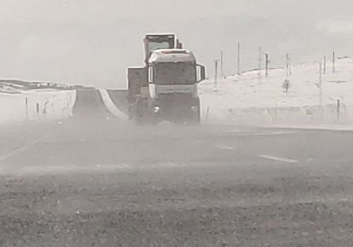 Ardahan'ın yüksek kesimlerinde etkili olan kar yağışı ve tipi, ulaşımı olumsuz etkiliyor