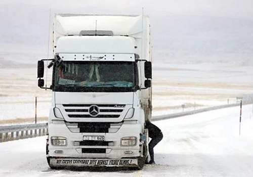 Ardahan'ın yüksek kesimlerinde kar ve buzlanma nedeniyle tırlar yolda kaldı