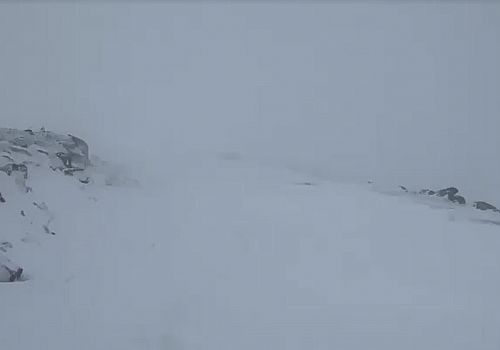 Ardahan’ın yüksek kesimlerinde kar yağışı: Araçlar yolda kaldı