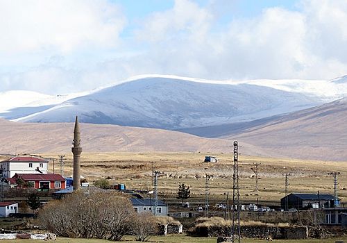 Ardahan’ın yüksek kesimlerine mevsimin ilk karı yağdı