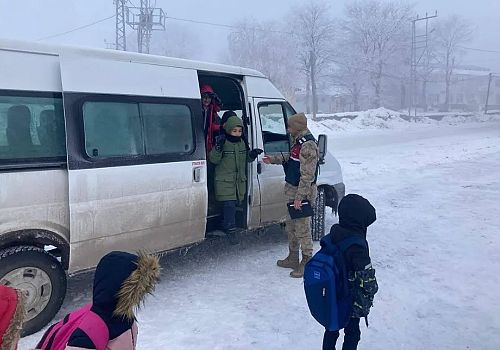 Ardahan jandarma ekipleri  okul çevrelerinde ve okul servislerinde denetimlerini artırdı.