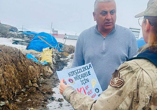 Ardahan Jandarma Vatandaşları Ahırlara kamera takma konusunda bilgilendiriyor 