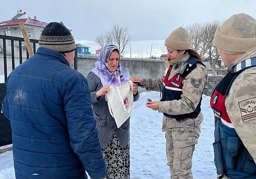 Ardahan Jandarma vatandaşları dolandırıcılık olaylarına karşı bilgilendiriyor.
